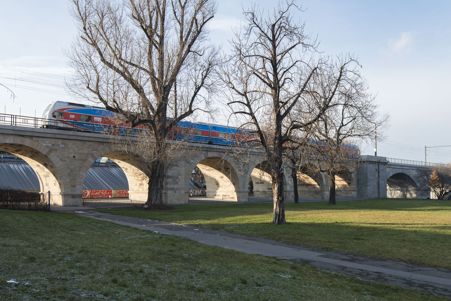Negrelliho viadukt v Praze s projíždějícím vlakem