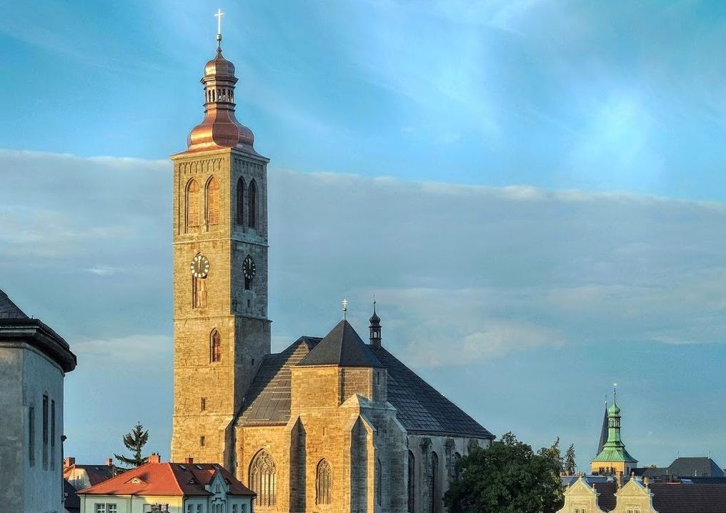 Gotický kostel sv. Jakuba v Kutné Hoře s vysokou věží za slunečního světla